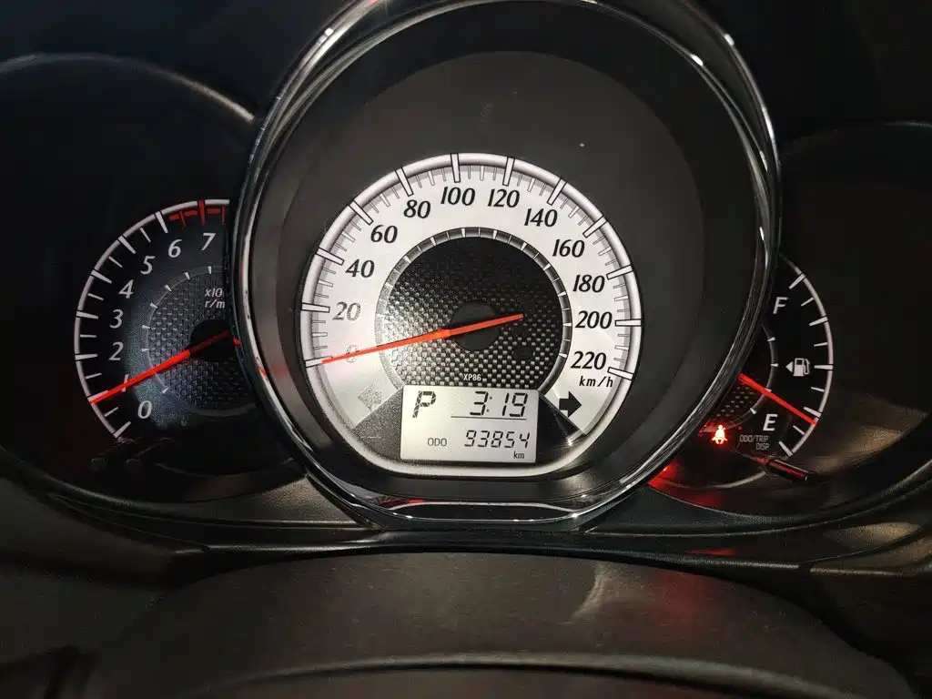 Toyota Yaris L 2015 — фото 12