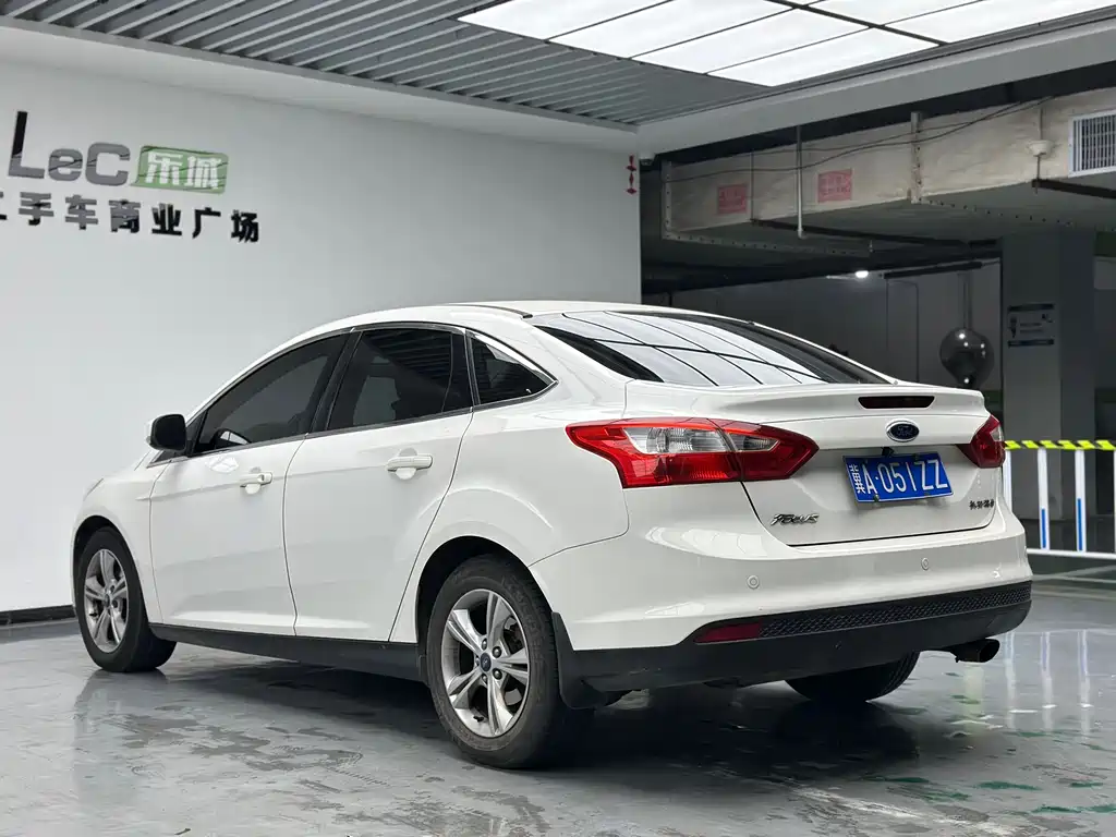 Ford Focus 2012 — фото 10