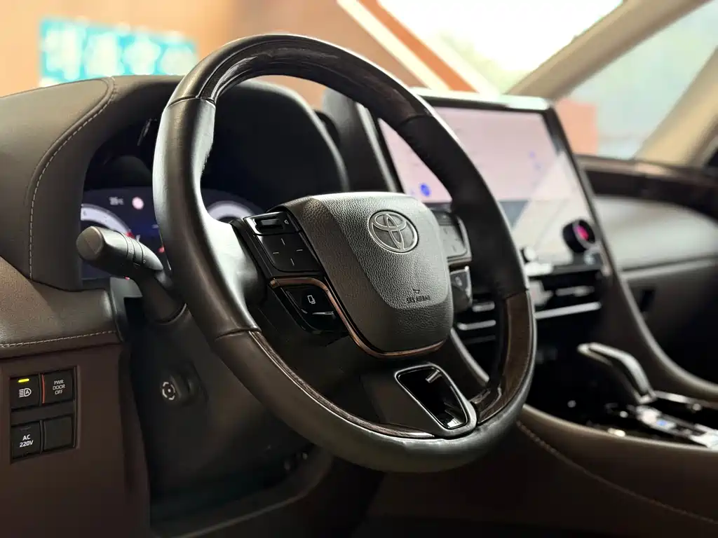 Toyota Alphard 2023 — фото 7