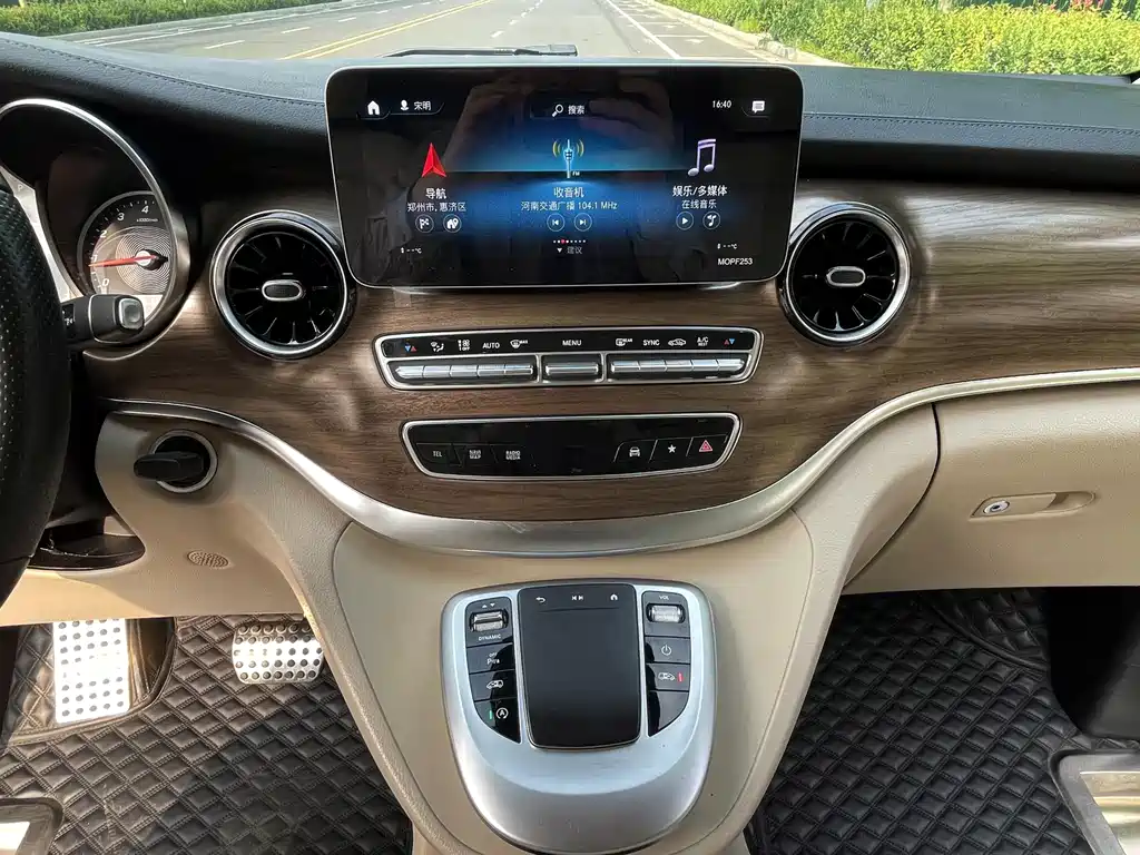 Mercedes-Benz V-Class 2021 — фото 11