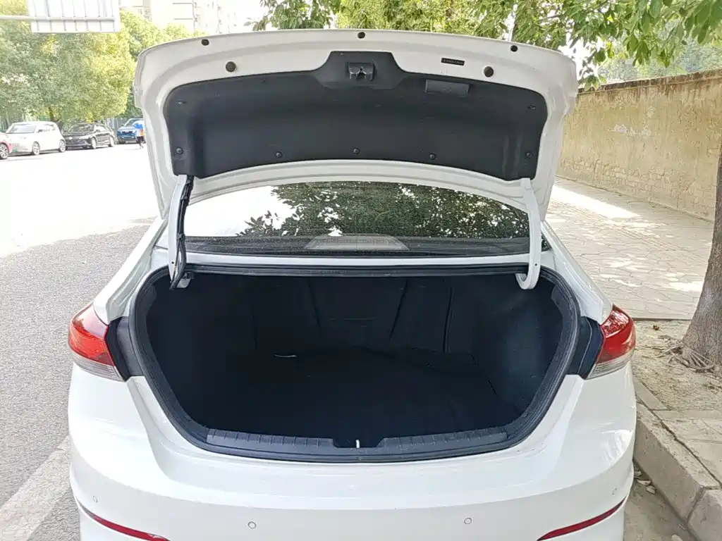 Hyundai Elantra 2018 — фото 19