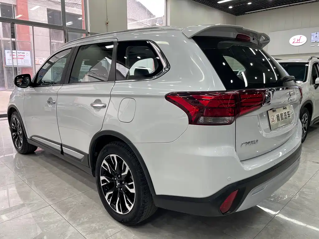 Mitsubishi Outlander 2019 — фото 5
