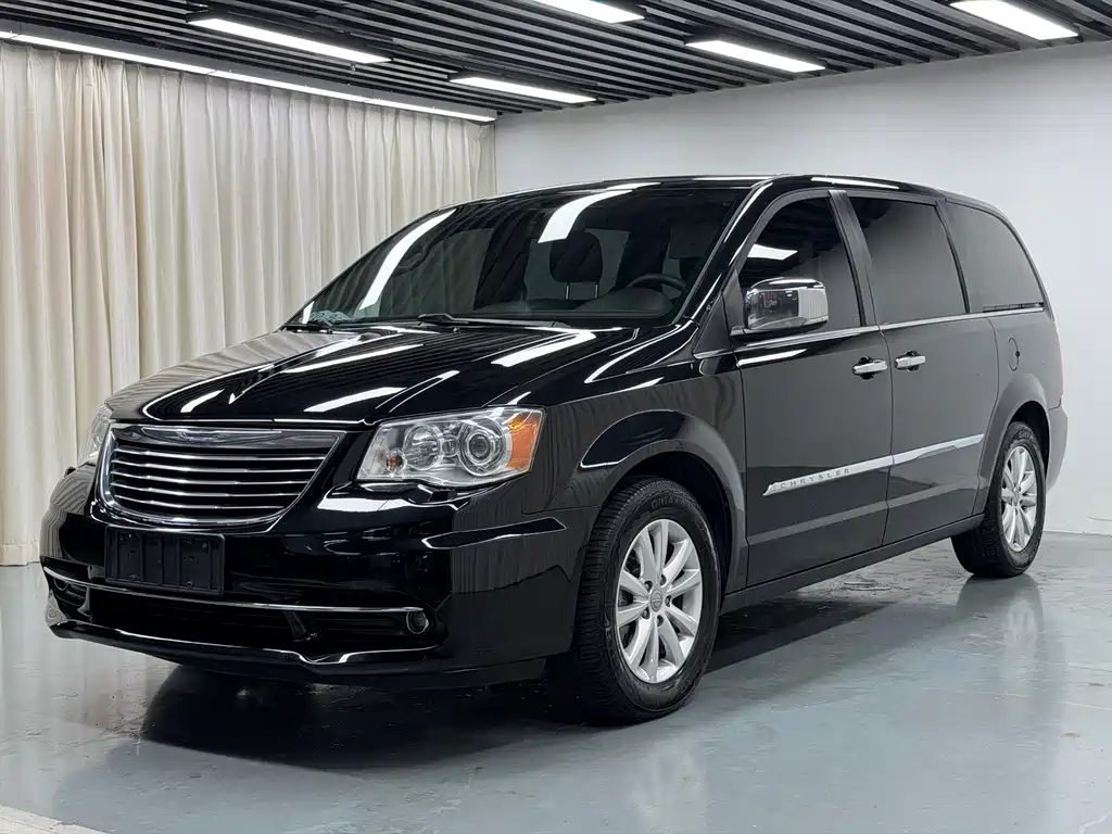 Chrysler Grand Voyager 2018 — фото 1