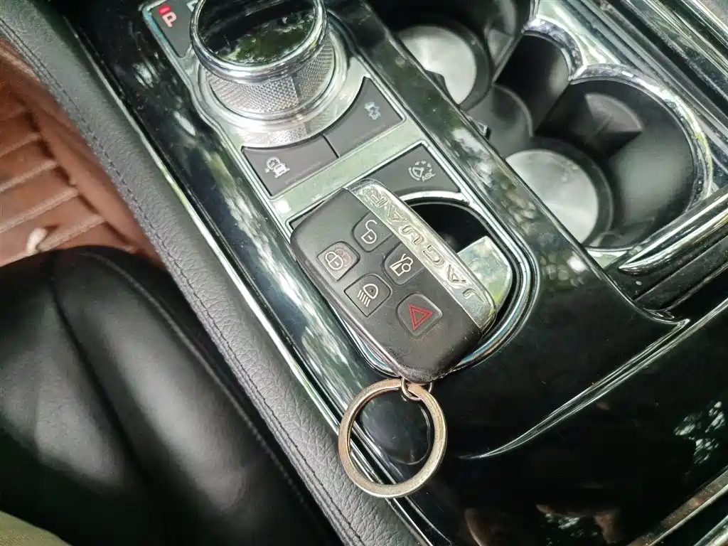 Jaguar XJ 2016 — фото 12