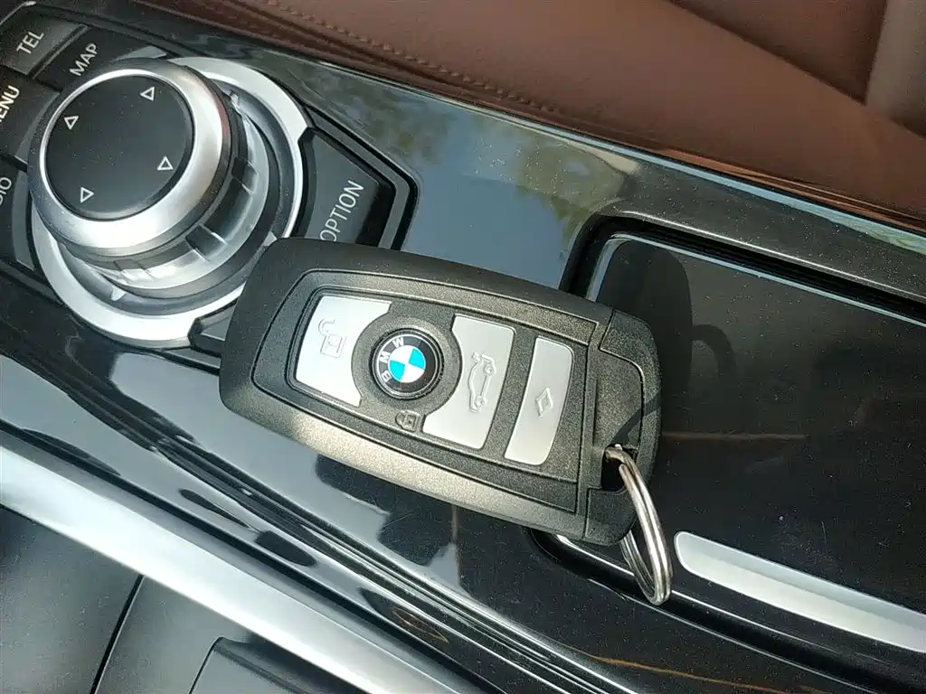 BMW 5 Series 2017 — фото 9