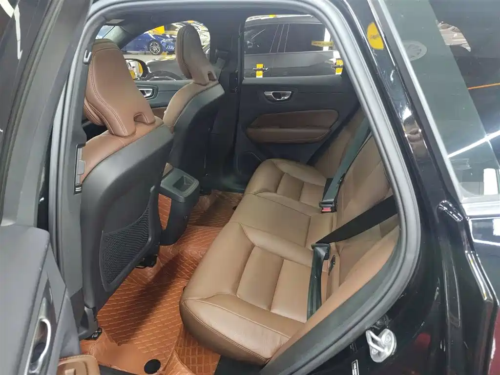 Volvo XC60 2023 — фото 16
