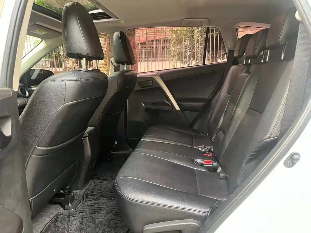 Toyota RAV4 2018 — фото 11