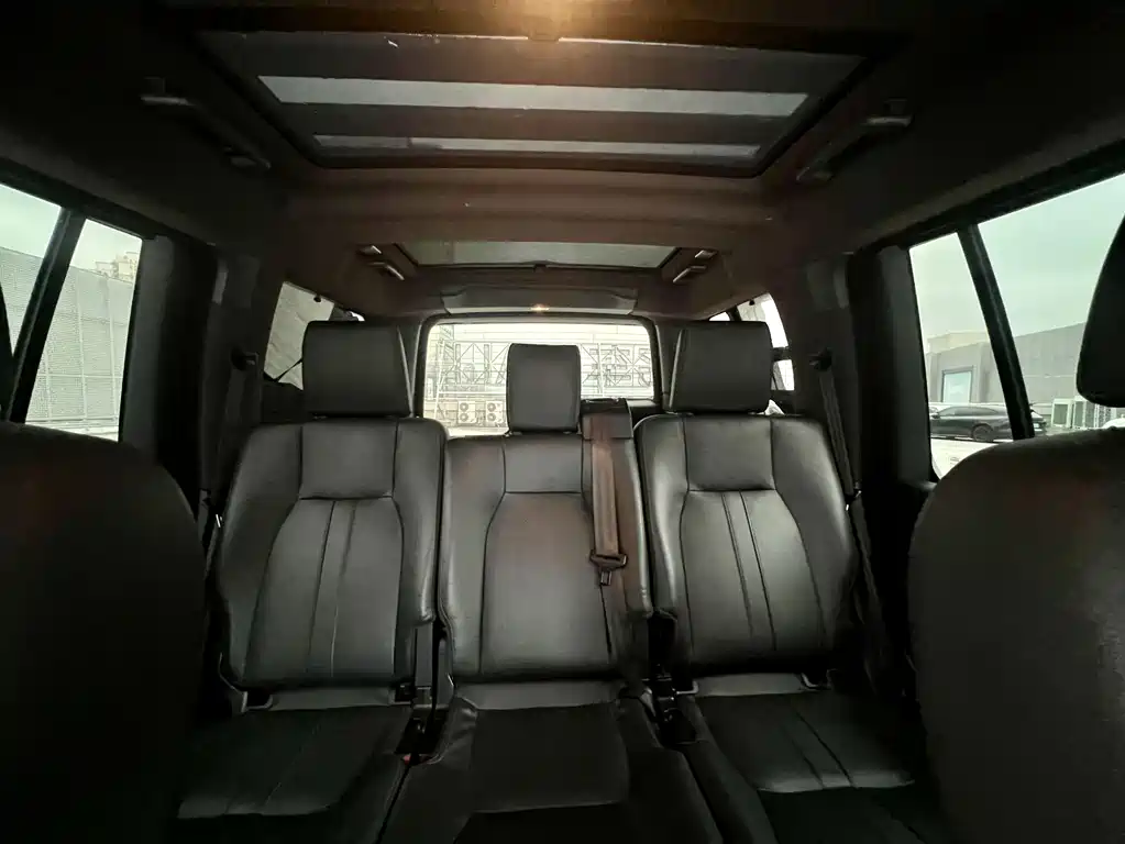 Land Rover Discovery 2015 — фото 15