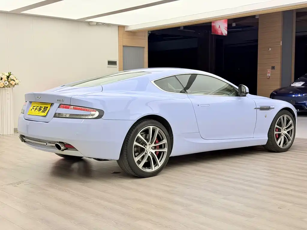 Aston Martin DB9 2011 — фото 4
