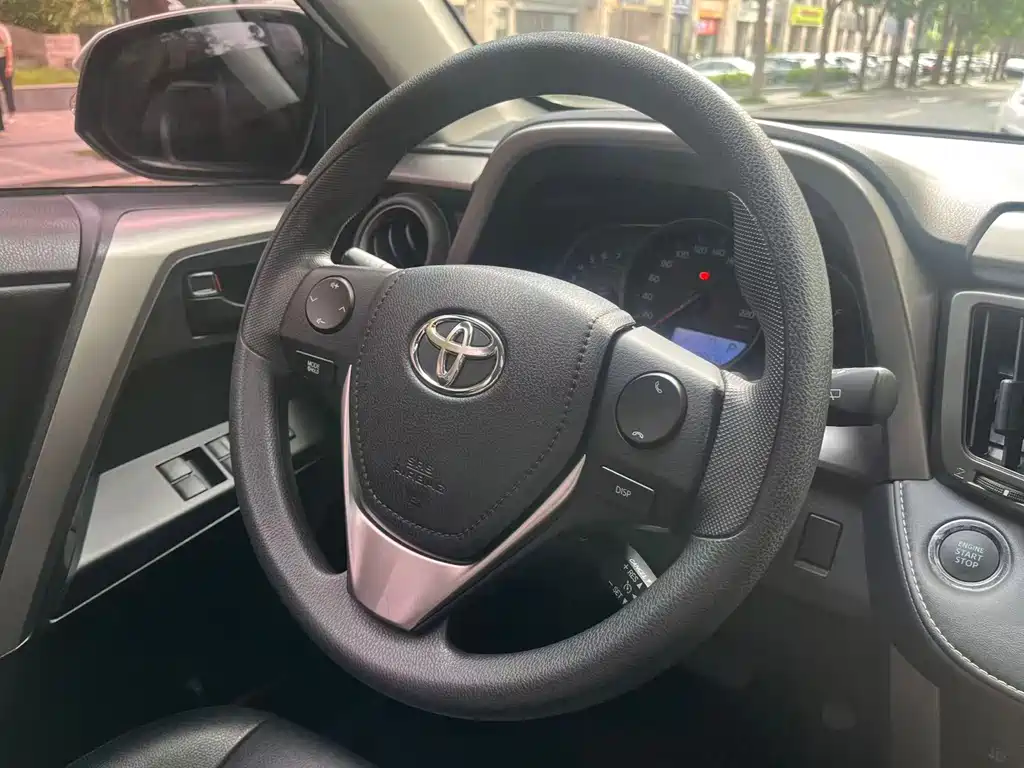 Toyota RAV4 2018 — фото 4