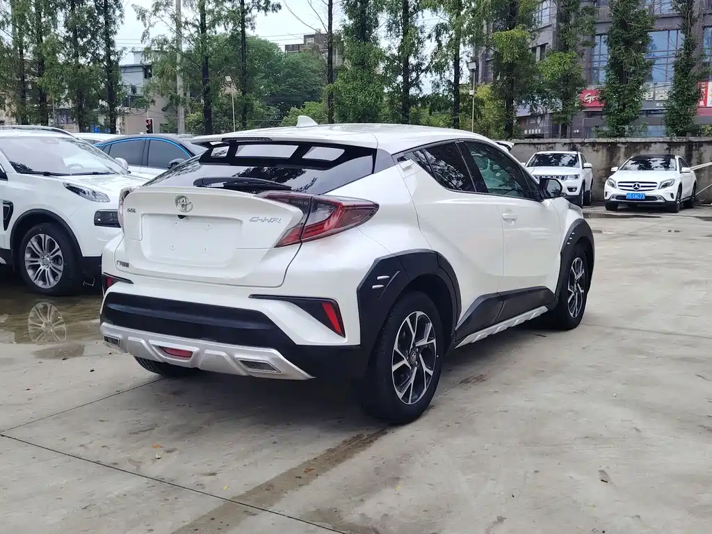 Toyota C-HR 2018 — фото 13