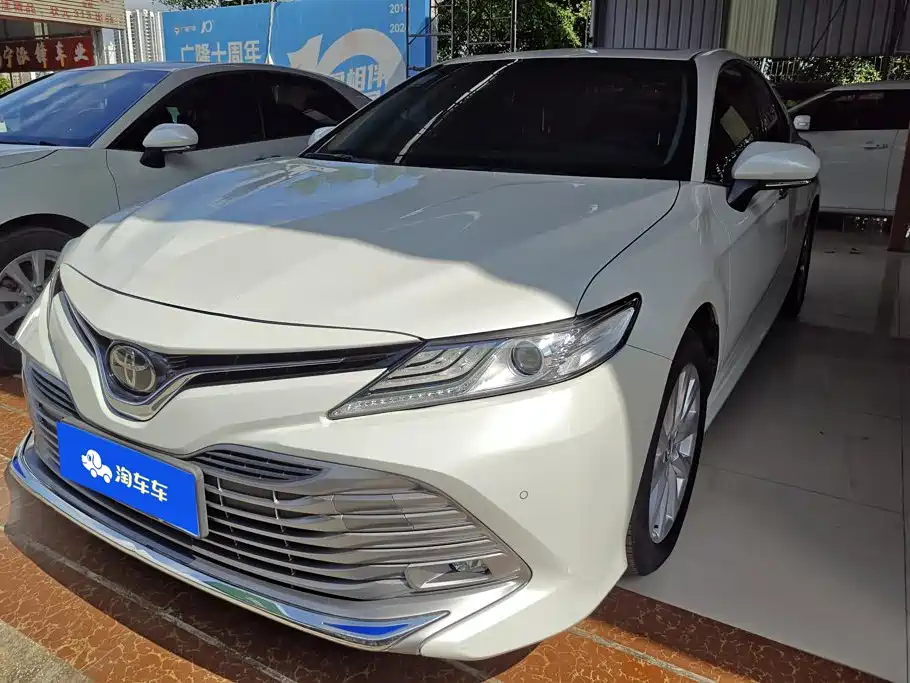 Toyota Camry 2021 — фото 1
