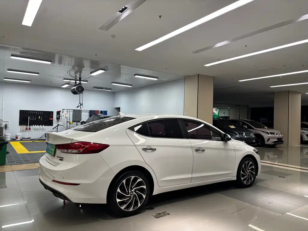 Hyundai Elantra 2019 — фото 5