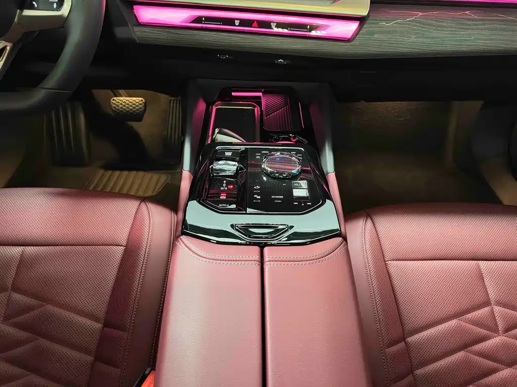 BMW 5 Series 2025 — фото 16