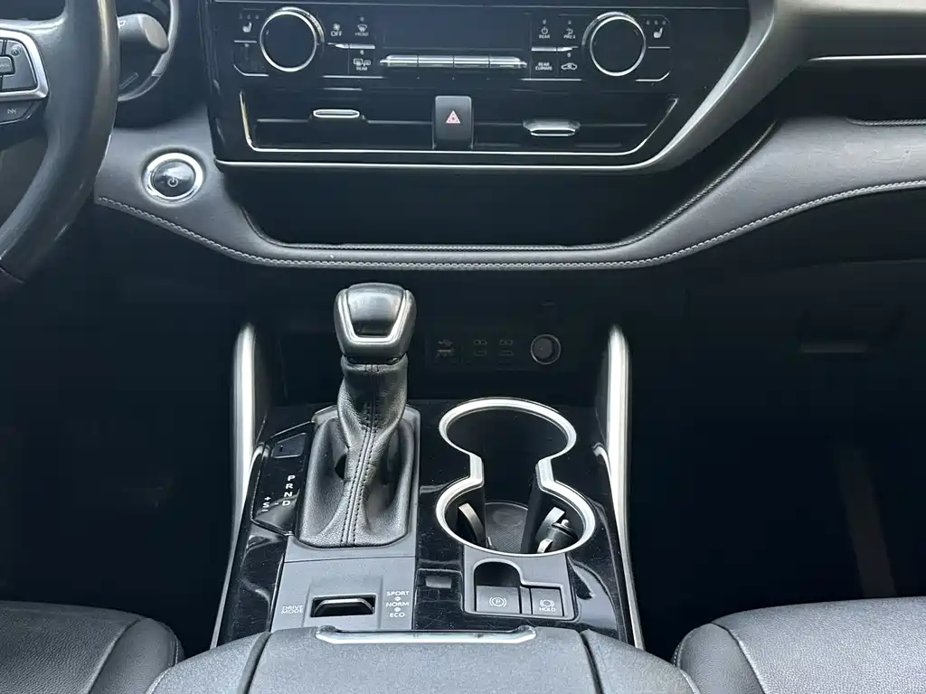 Toyota Highlander 2023 — фото 13