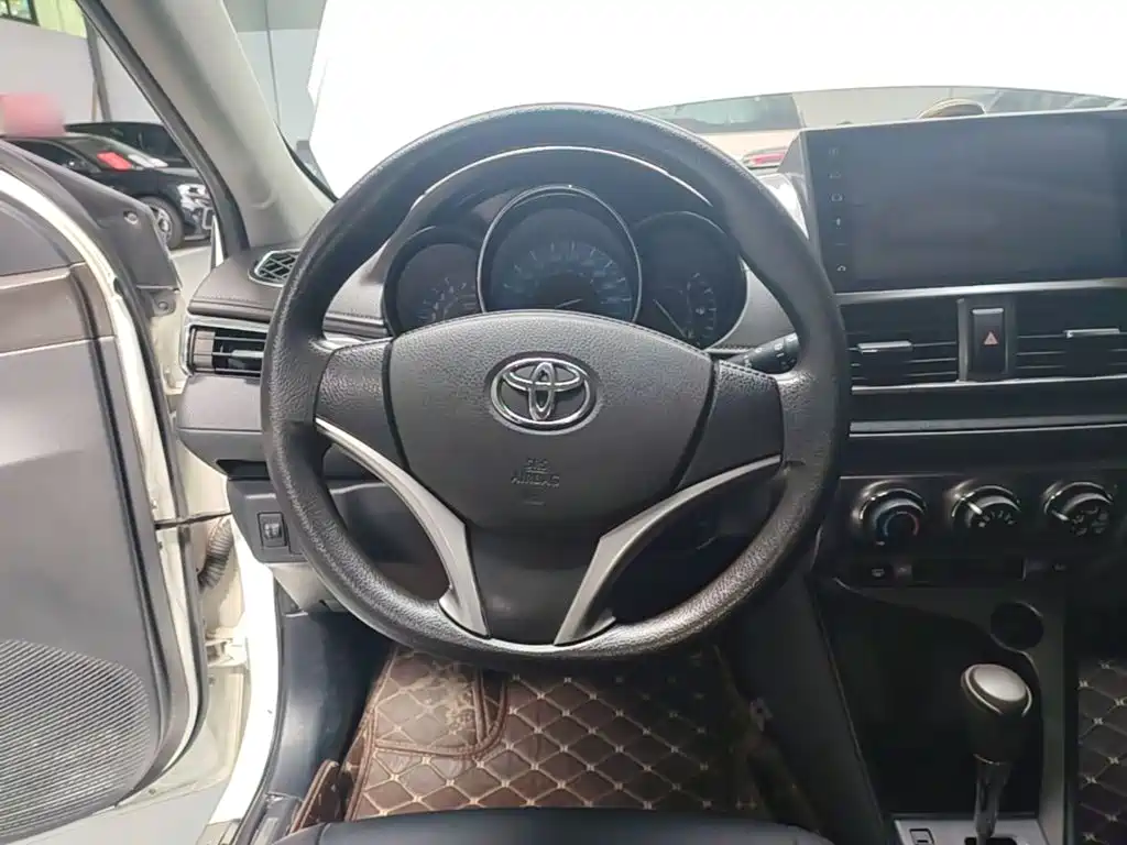 Toyota Yaris L 2015 — фото 11
