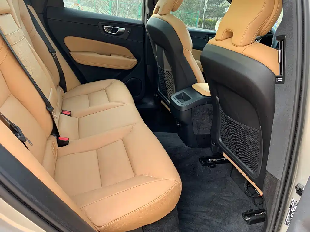 Volvo XC60 2018 — фото 19