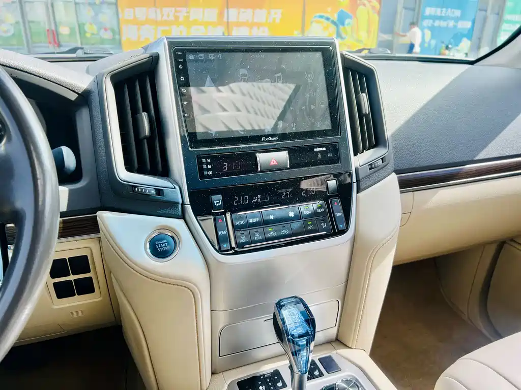 Toyota Land Cruiser 2020 — фото 10