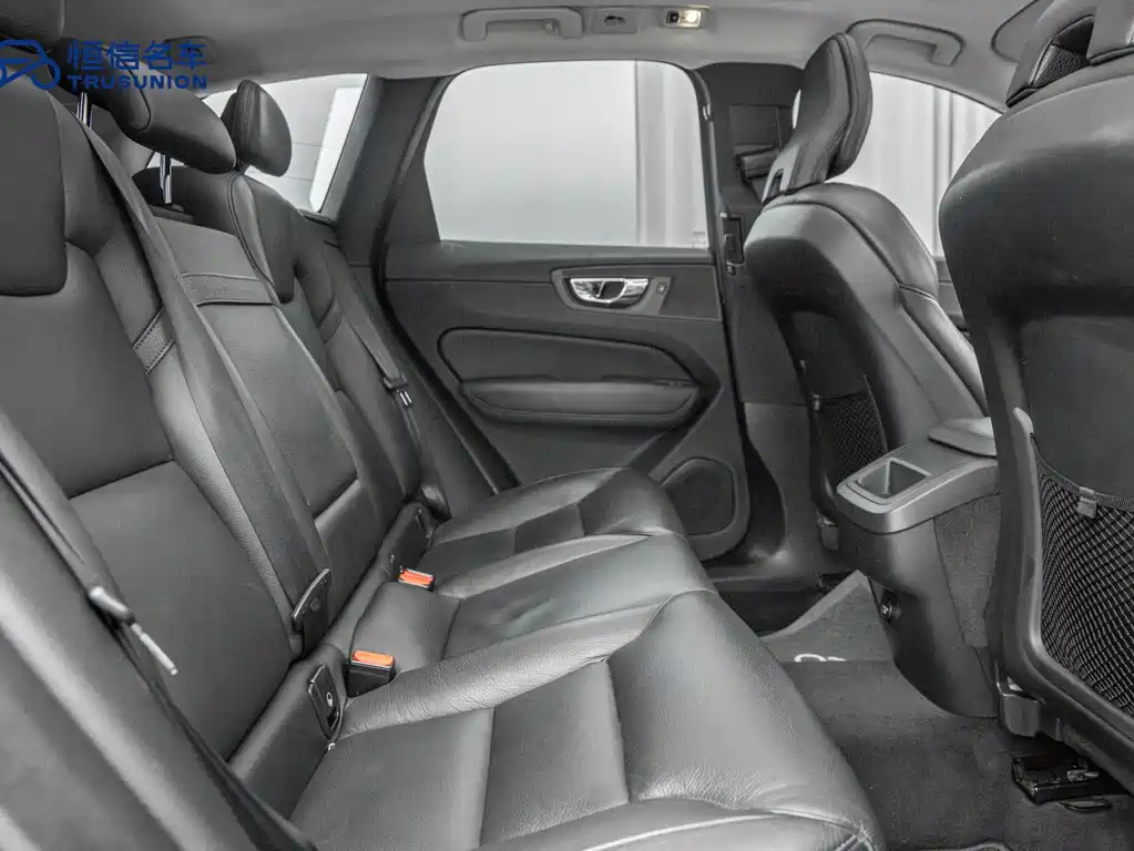 Volvo XC60 2019 — фото 15