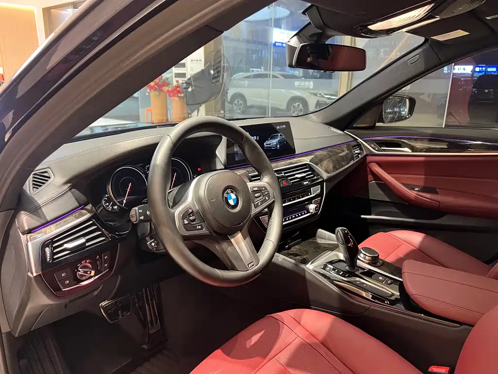 BMW 5 Series 2018 — фото 19