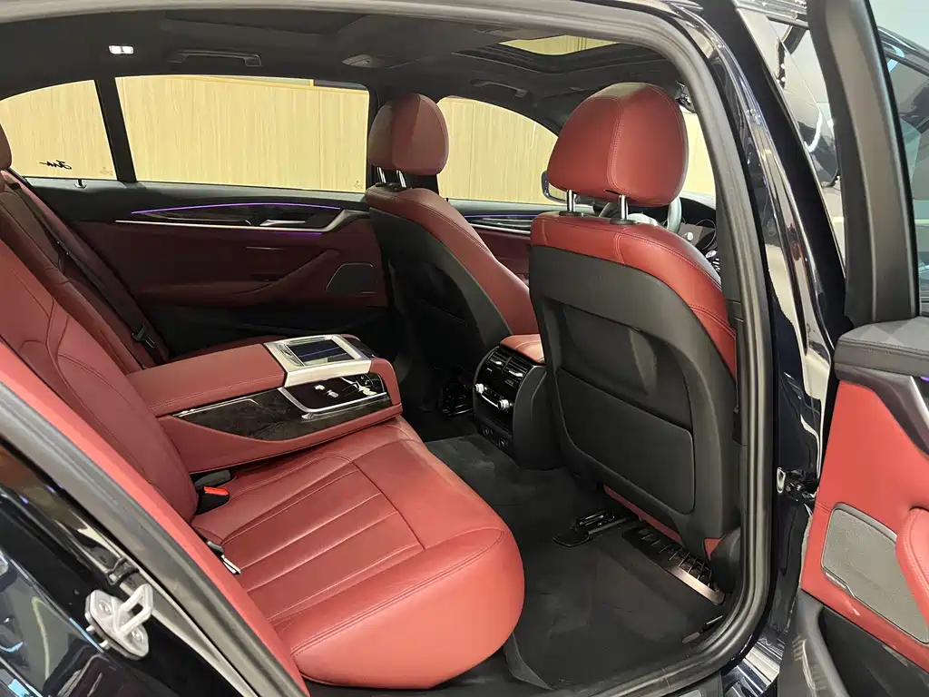 BMW 5 Series 2018 — фото 25