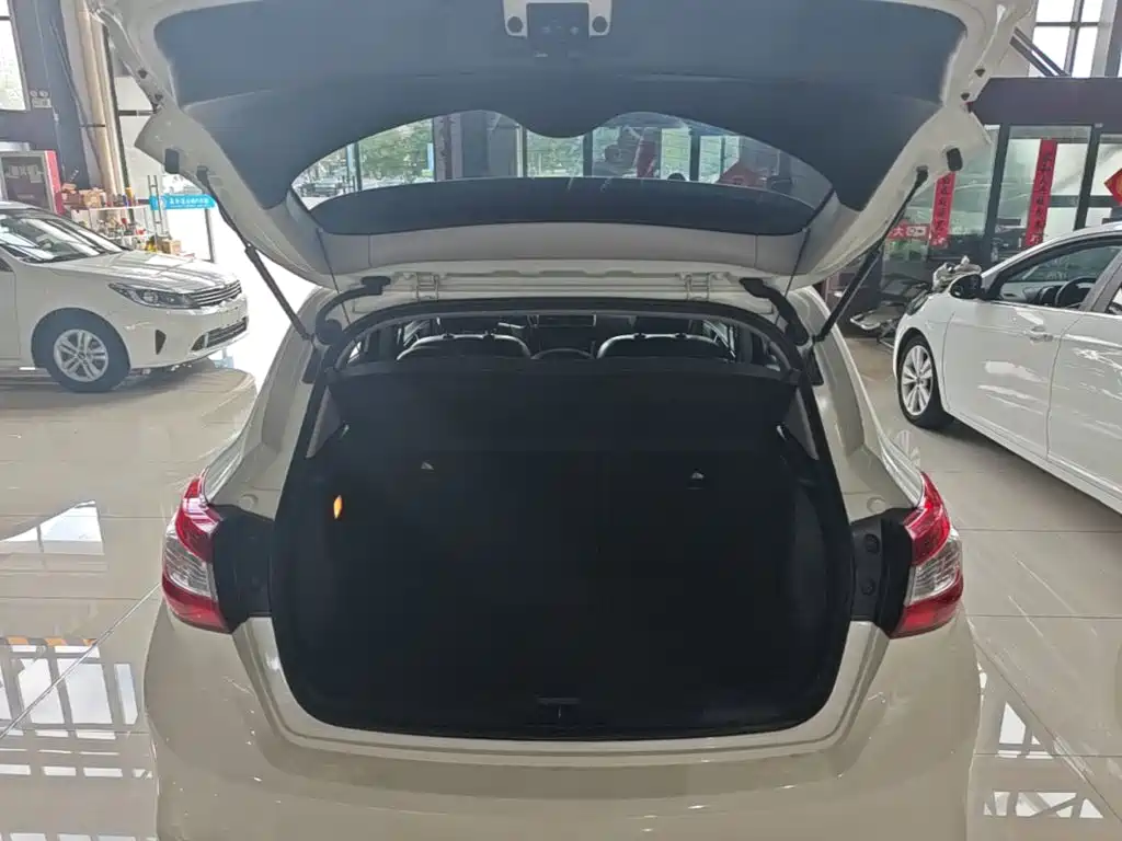 Nissan Tiida 2019 — фото 19