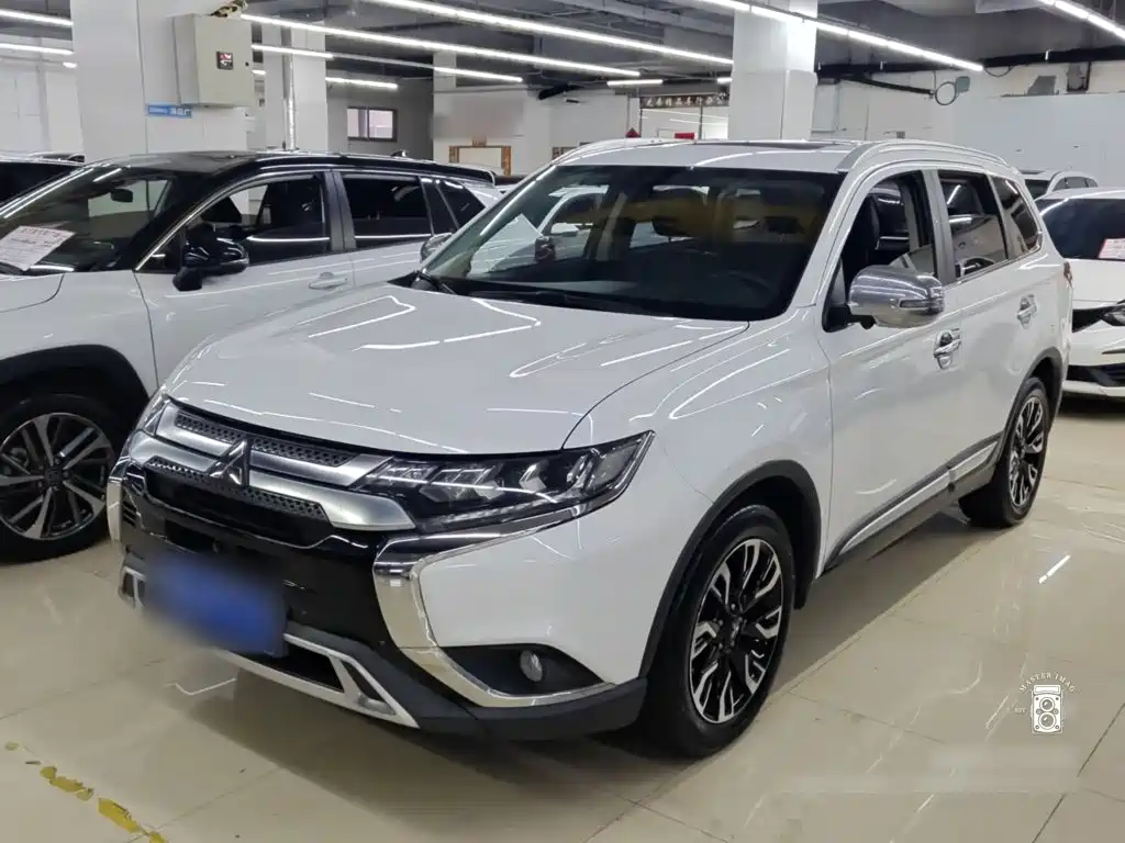 Mitsubishi Outlander 2021 — фото 1
