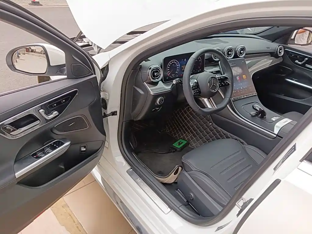 Mercedes-Benz C-Class 2025 — фото 16
