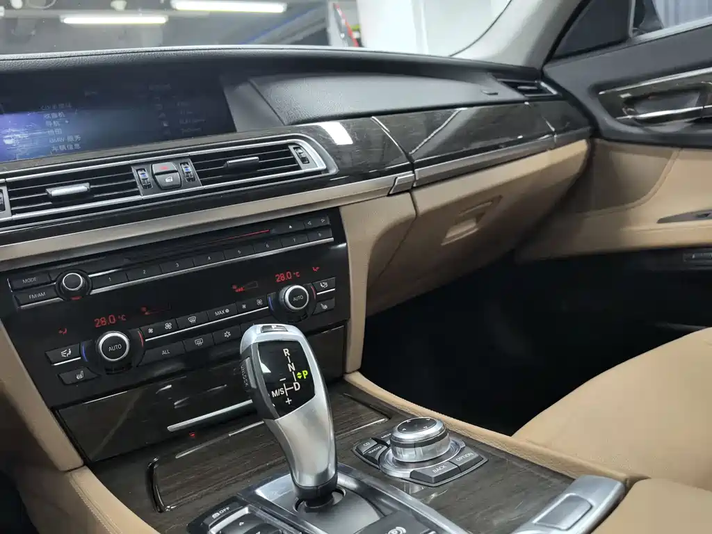 BMW 7 Series 2012 — фото 11