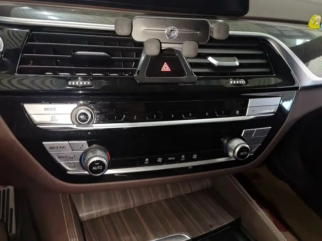 BMW 5 Series 2020 — фото 13
