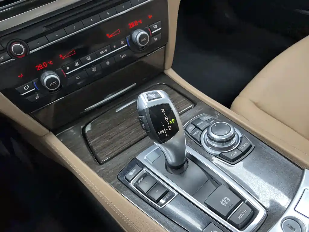 BMW 7 Series 2012 — фото 12