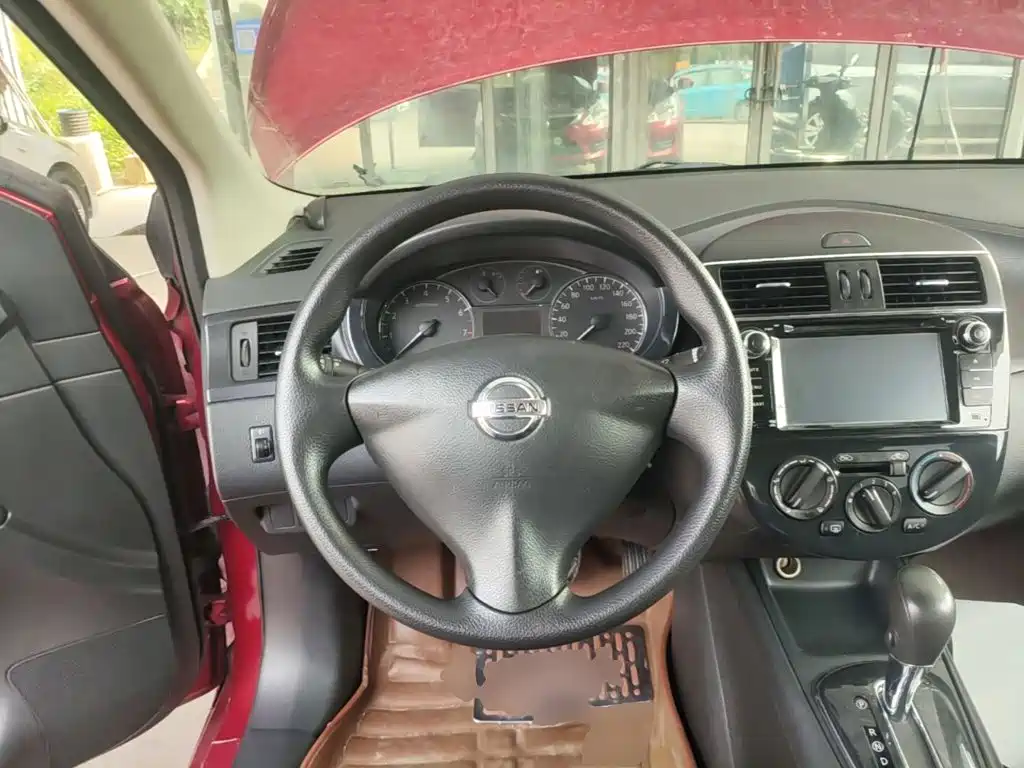 Nissan Tiida 2015