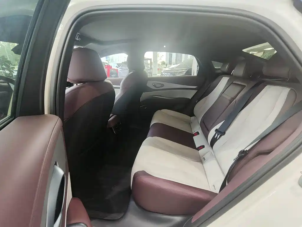 BYD Seal 07 DM-i 2025 — фото 10