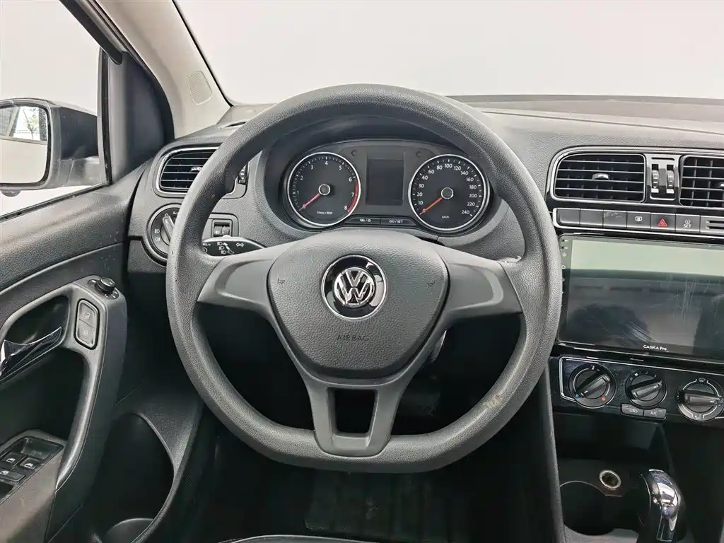 Volkswagen Polo 2015 — фото 11