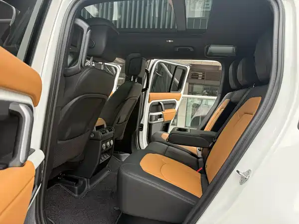 Land Rover Defender 2024