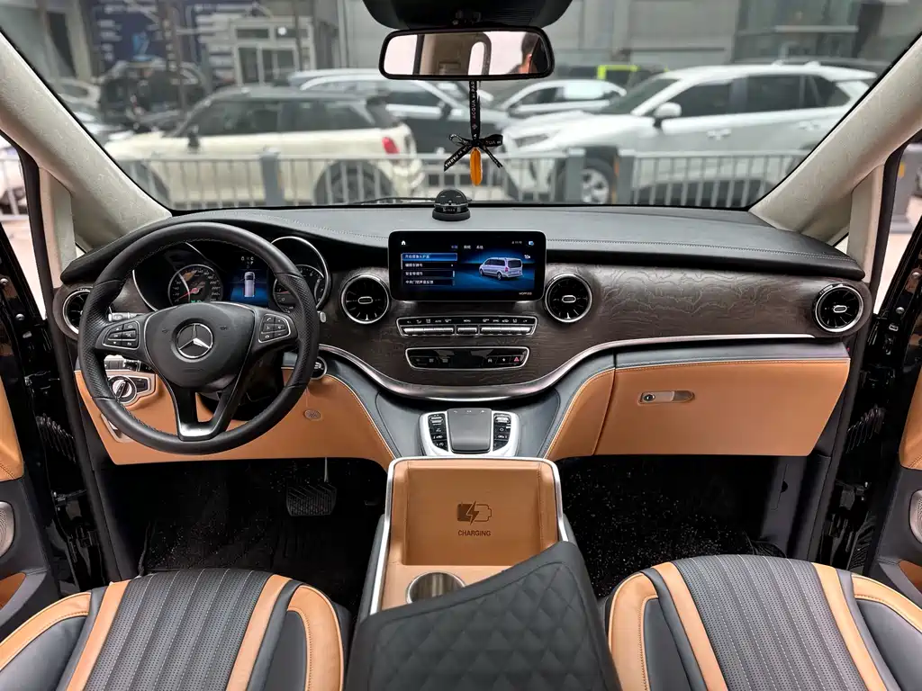 Mercedes-Benz V-Class 2023 — фото 10