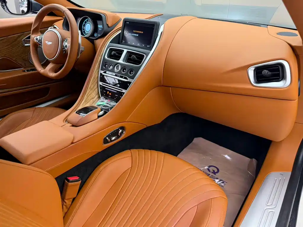 Aston Martin DB11 2018 — фото 10