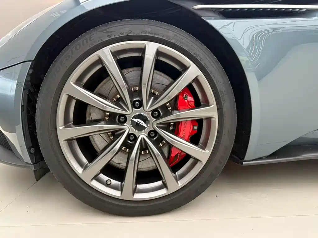 Aston Martin DB11 2018 — фото 13
