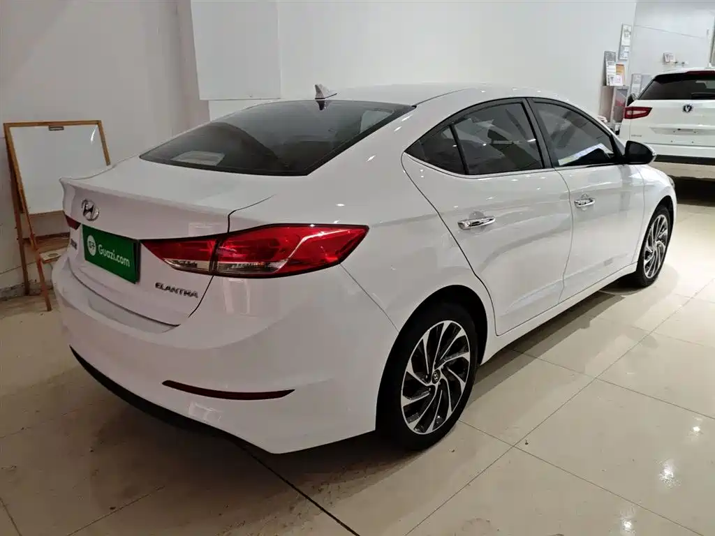 Hyundai Elantra 2020 — фото 7