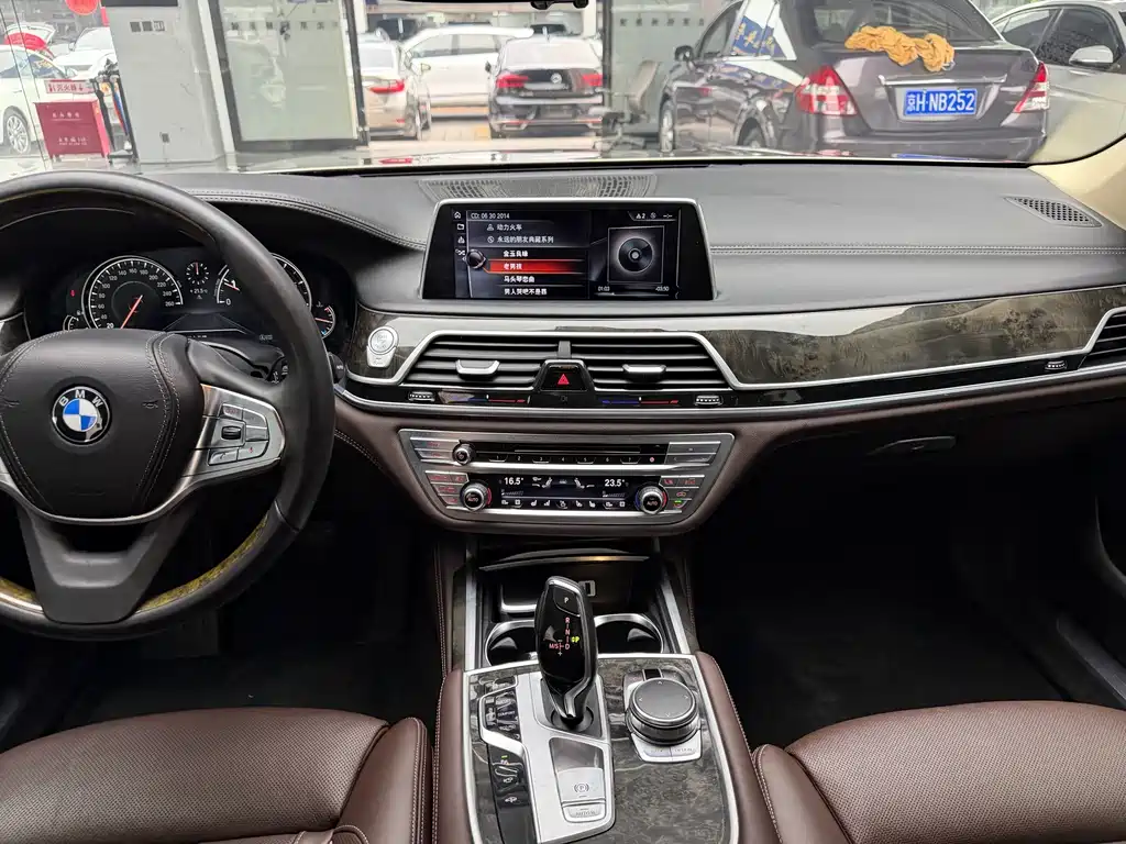 BMW 7 Series 2016 — фото 28