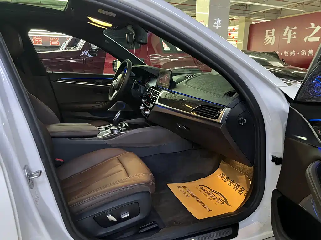 BMW 5 Series 2019 — фото 14