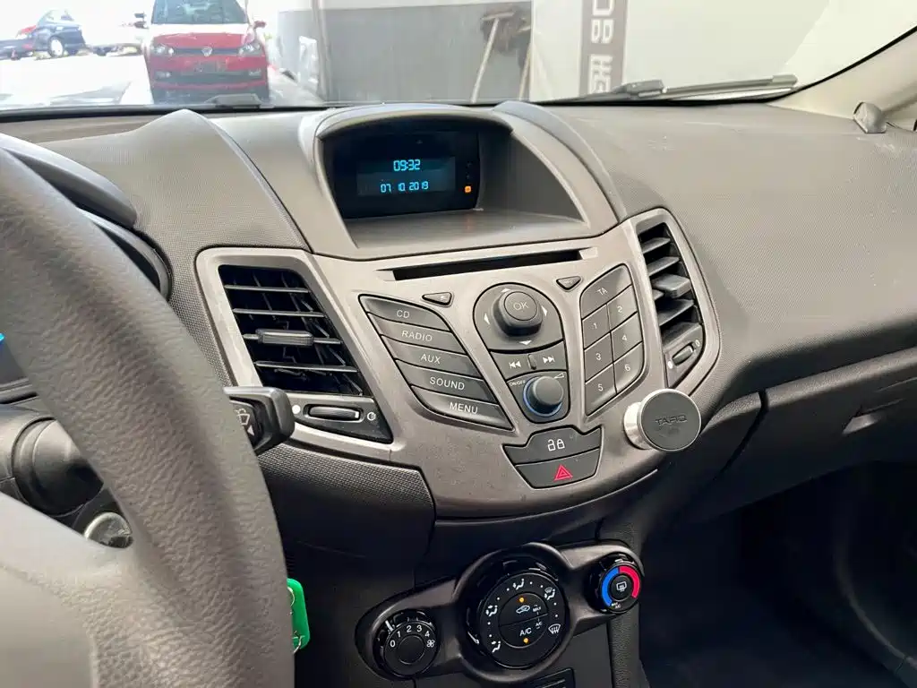 Ford Fiesta 2014 — фото 11