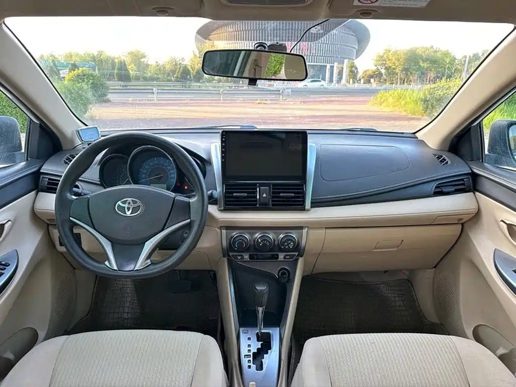 Toyota Yaris L 2014 — фото 9