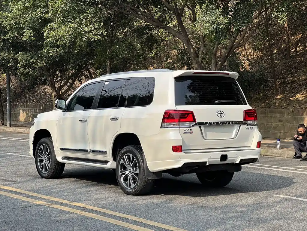 Toyota Land Cruiser 2020 — фото 3