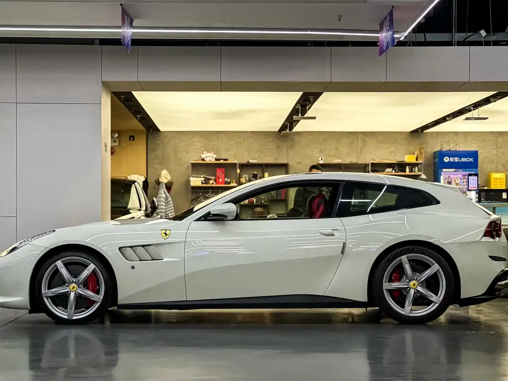 Ferrari GTC4Lusso 2019 — фото 8