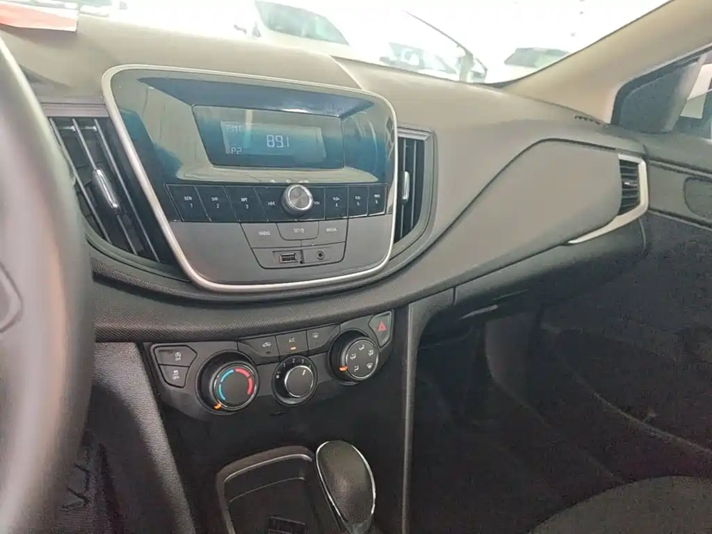Chevrolet Cavalier 2018 — фото 10