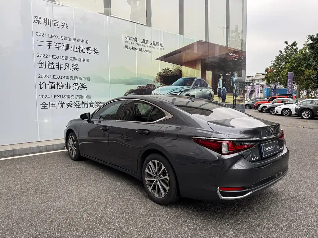 Lexus ES 2021 — фото 16