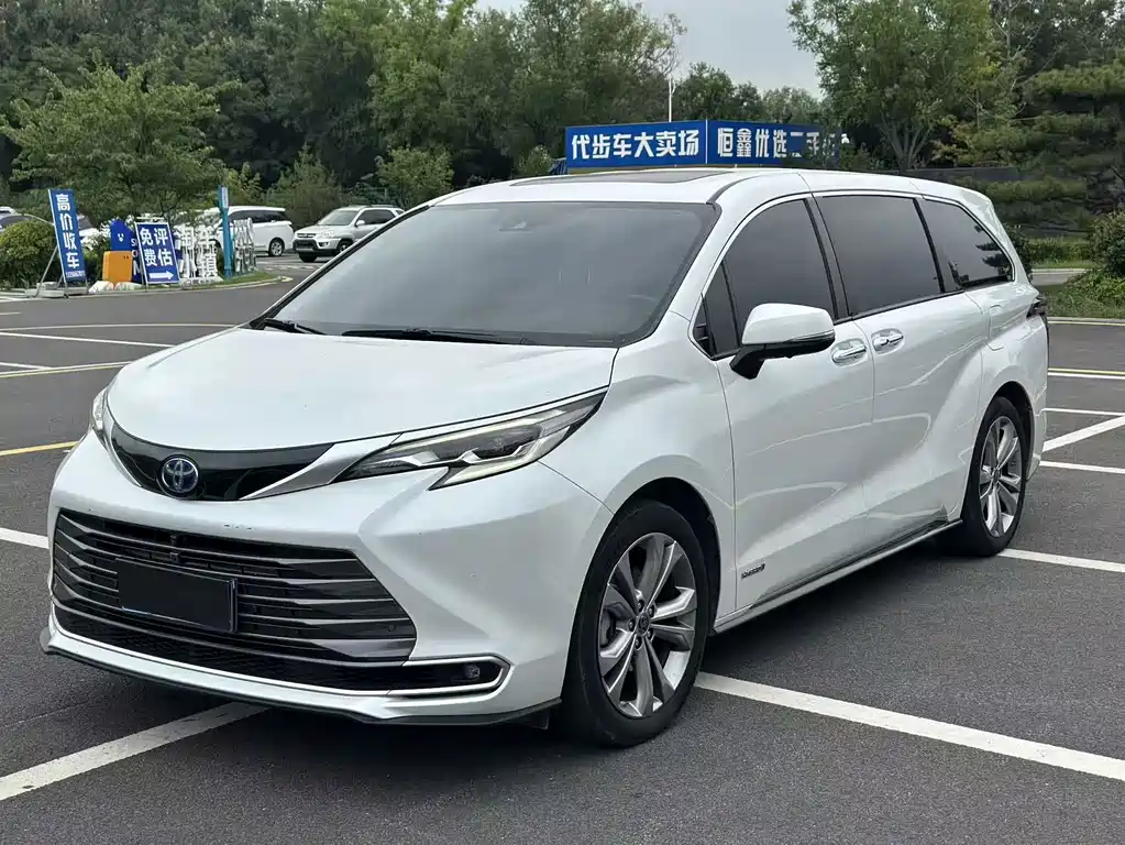 Toyota Sienna 2023 — фото 1