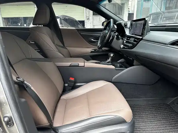 Lexus ES 2022