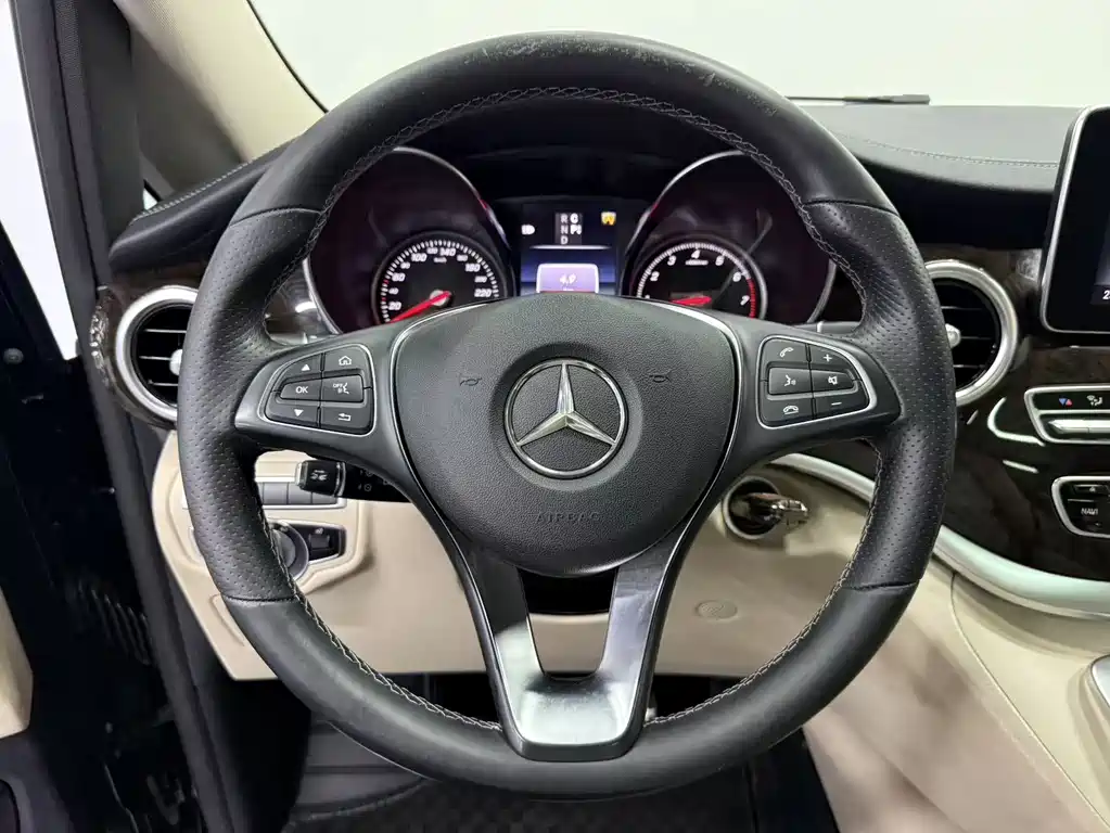 Mercedes-Benz V-Class 2021 — фото 18